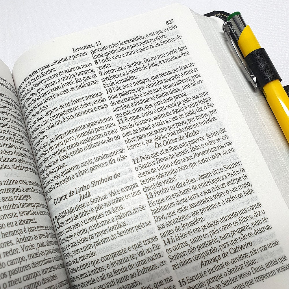 Bíblia Sagrada Carteira Média | ARC | Letra Normal | Harpa Avivada e Corinhos Capa Preta