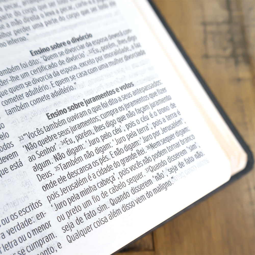 Bíblia Preta e Dourada | NVT | Letra Normal | Capa Dura Luxo