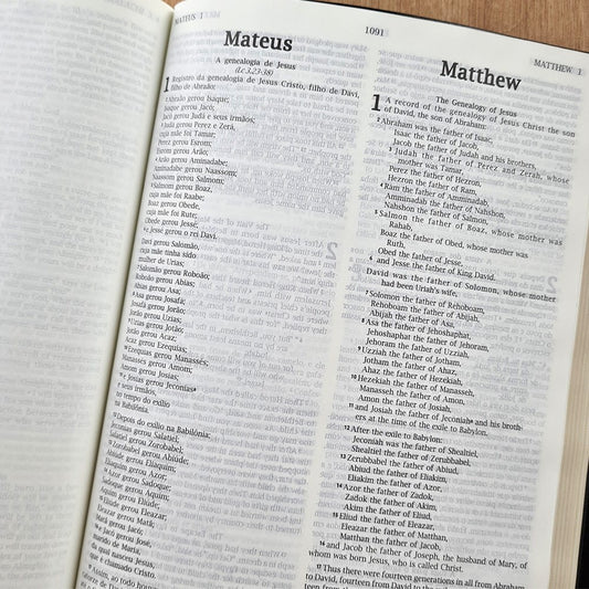 Bíblia Sagrada - Holy Bible | Português e Inglês | NVI Letra Normal | Azul