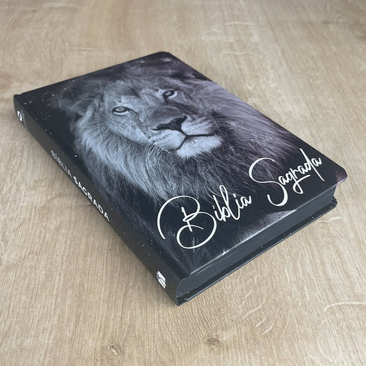 Bíblia Sagrada Leão Universo | NAA | Letra Normal | Capa Dura