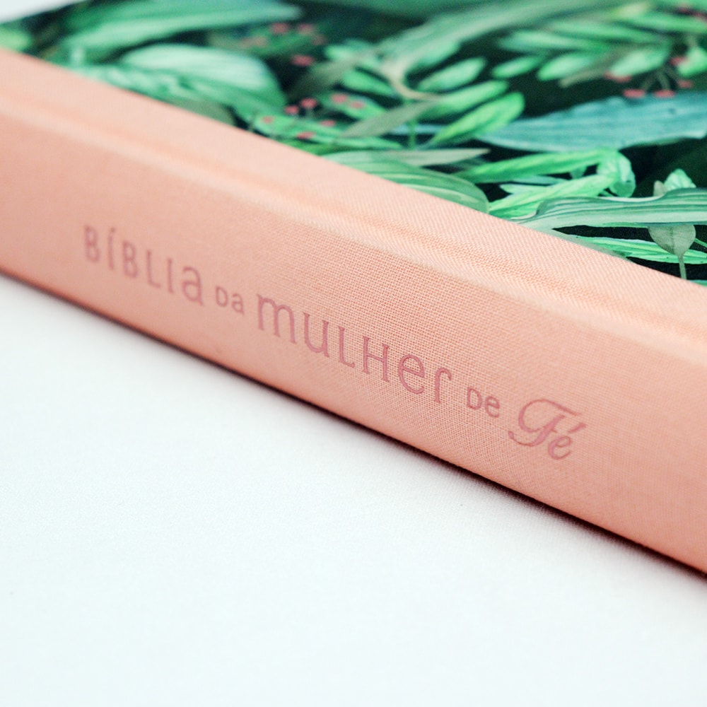 Bíblia Da Mulher De Fé | NVI | Letra Normal | Capa Dura Tecido Rosa e Folhagem