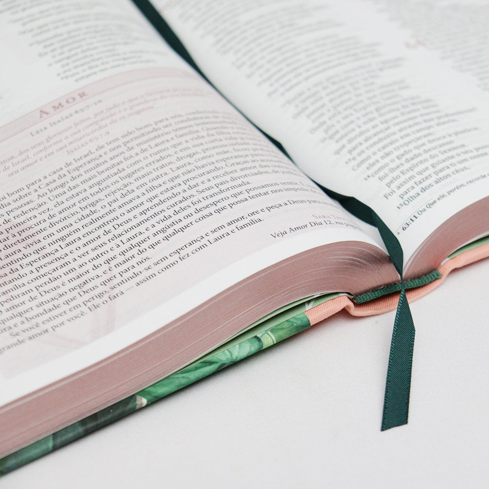 Bíblia Da Mulher De Fé | NVI | Letra Normal | Capa Dura Tecido Rosa e Folhagem