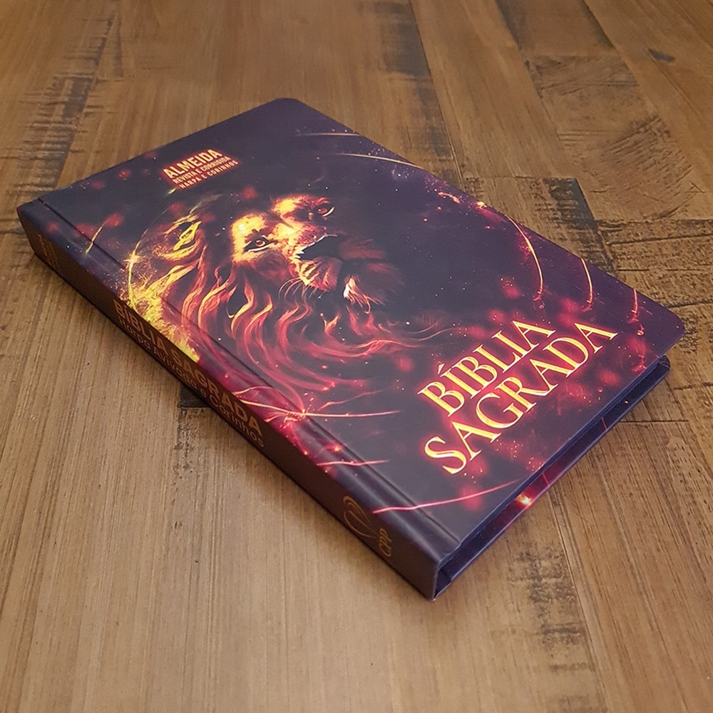 Bíblia Sagrada Slim | Harpa e Corinhos | ARC | Letra Normal | Capa Dura Leão Épico