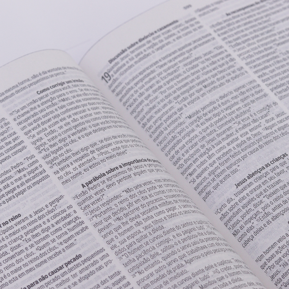 Bíblia Sagrada Ide por todo o mundo Slim | NVT | Letra Maior| Capa Luxo Preta e Dourada