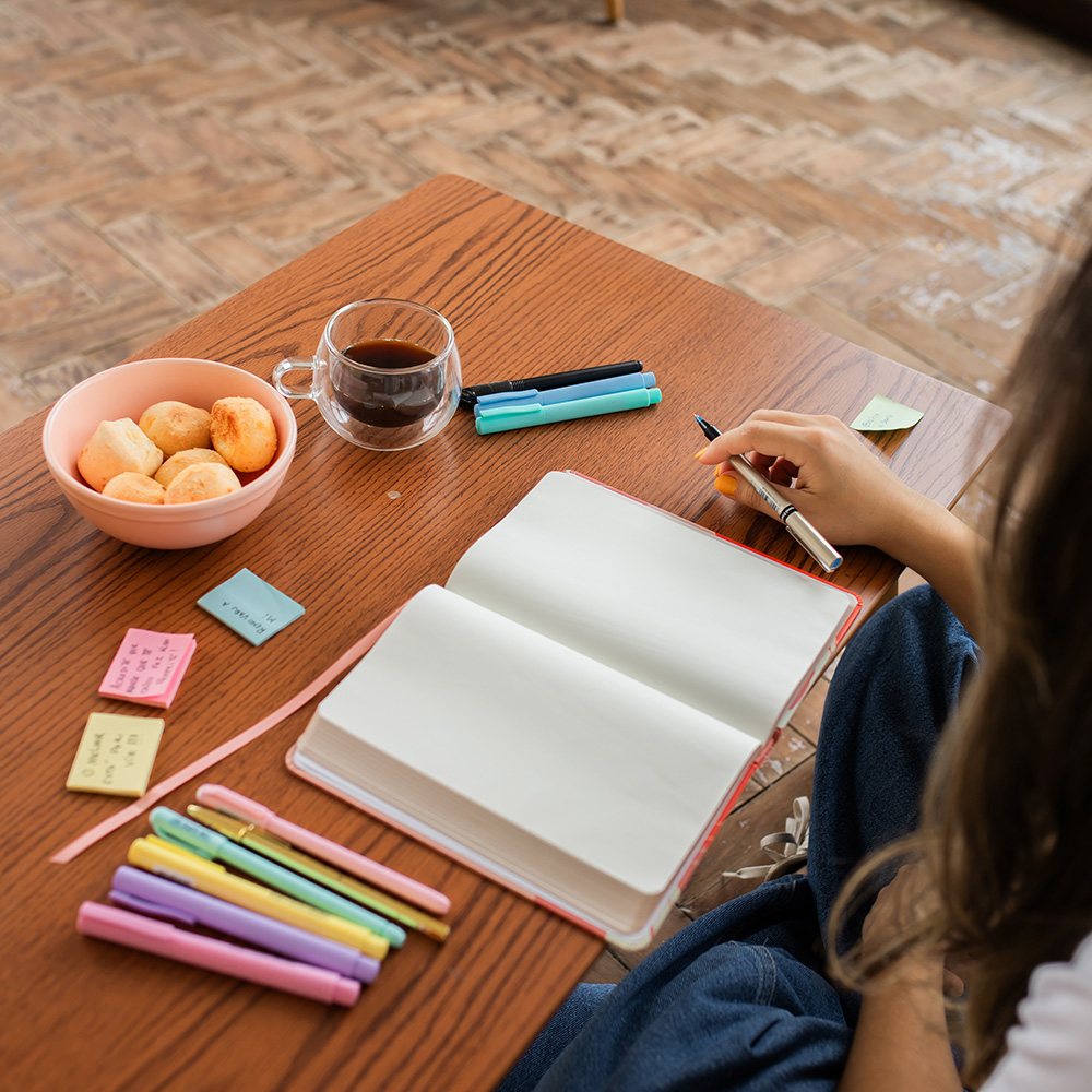 Bíblia Todo Dia com Espaço para Anotações | AM | Letra Normal | Capa Dura Aquarela