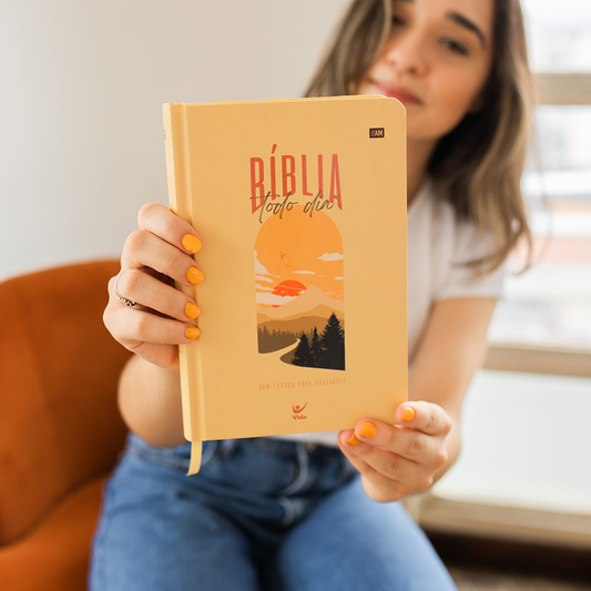 Bíblia Todo Dia com Espaço para Anotações | AM | Letra Normal | Capa Dura Paisagem