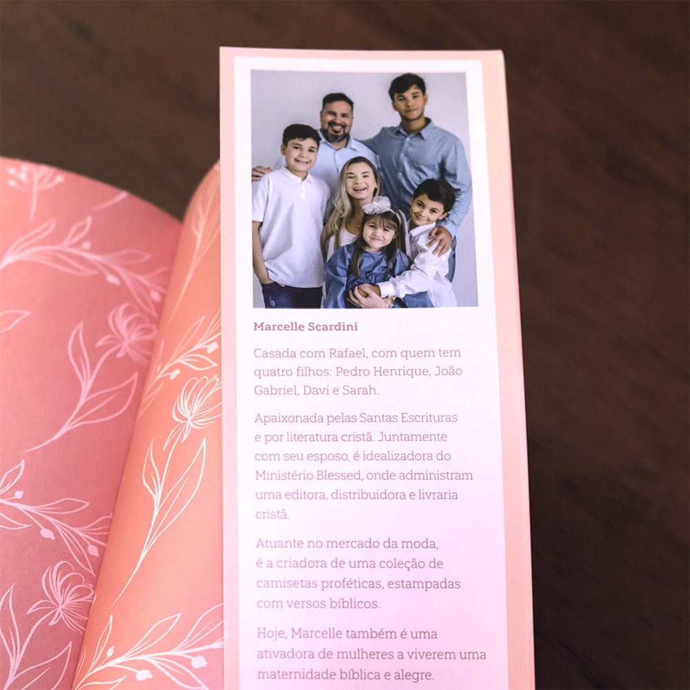 Alegre Mãe de Filhos |
Marcelle Scardini