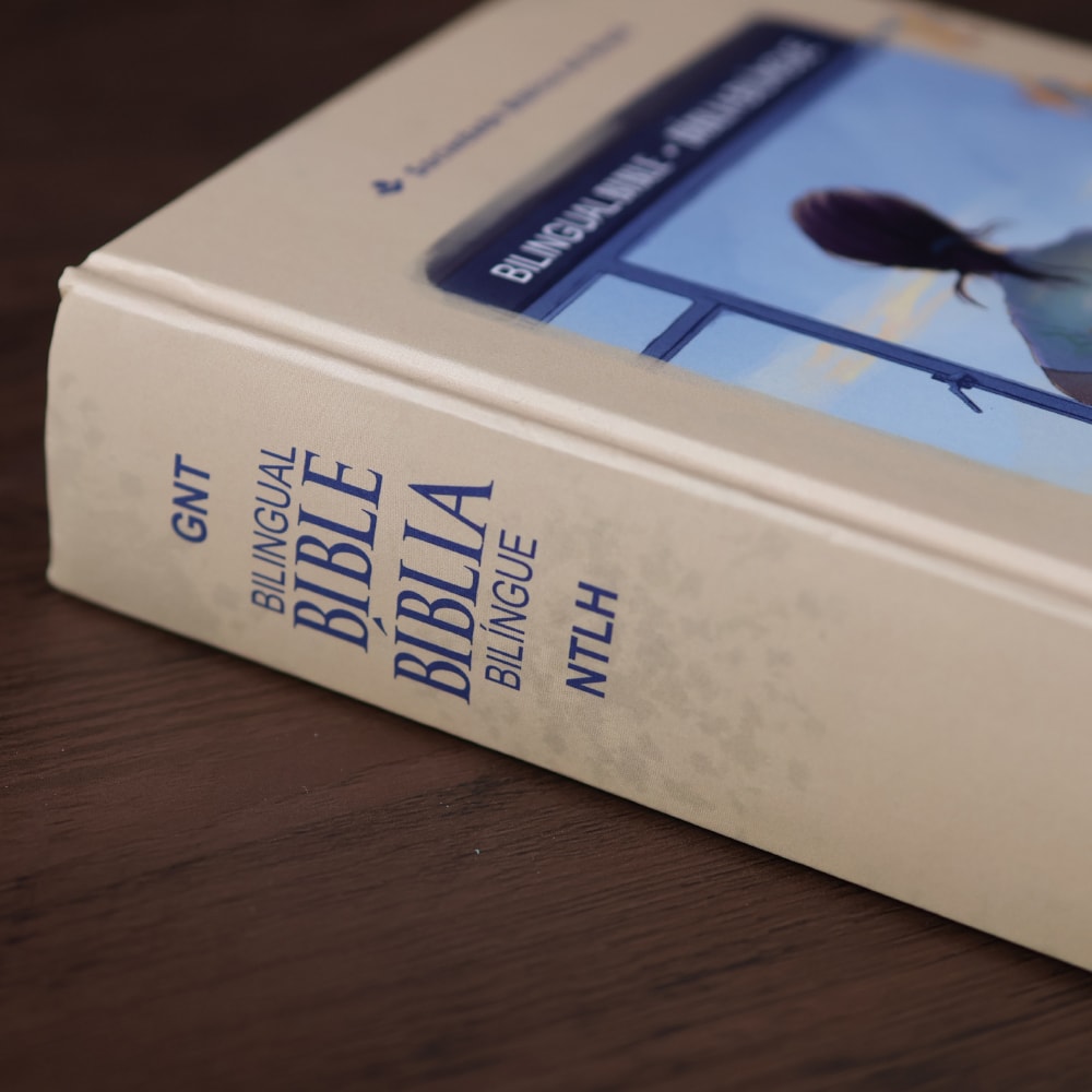 Bíblia Bilíngue | Português e Inglês | Edição Para Jovens | NTLH | Capa Dura Tela