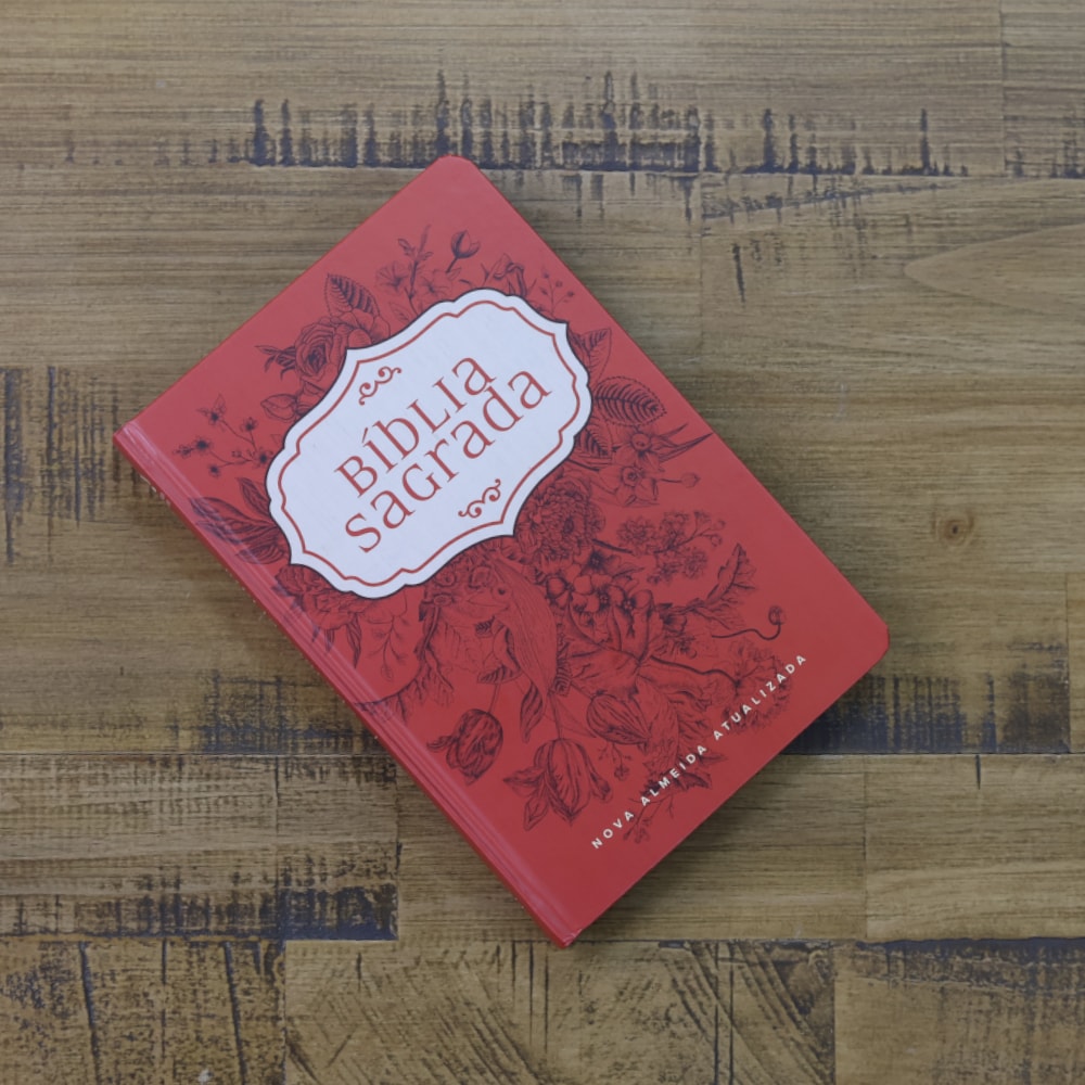 Biblia Flores Vermelhas | NAA | Letra Normal | Capa Dura