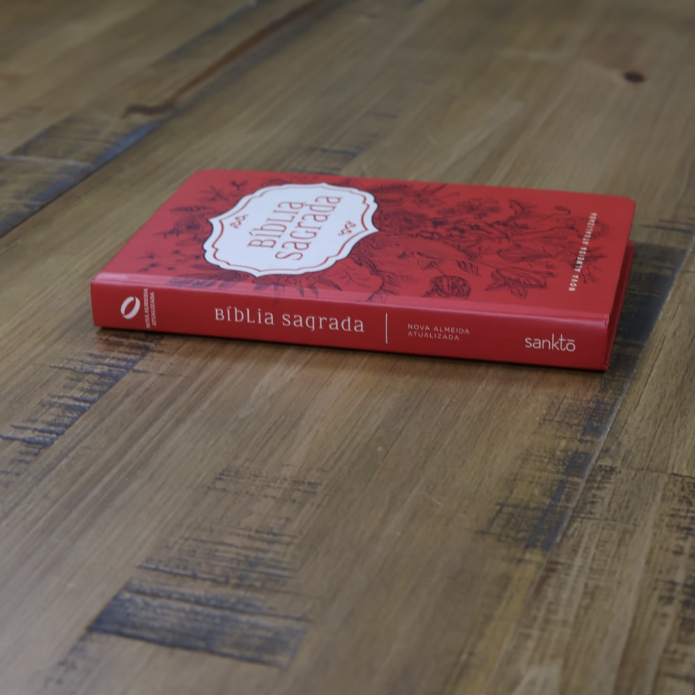 Biblia Flores Vermelhas | NAA | Letra Normal | Capa Dura