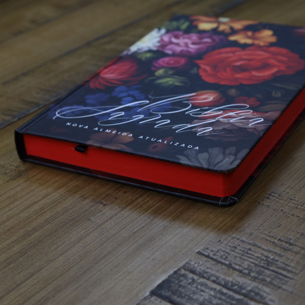 Biblia Flores Coloridas | NAA | Letra Normal | Capa Dura