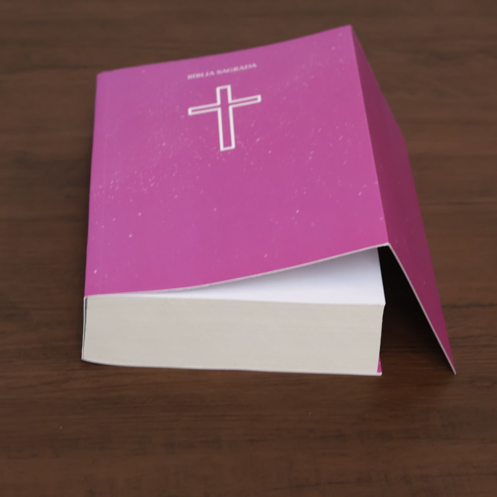 Bíblia Sagrada Salvos Pela Graça Rosa | NVI | Letra Normal | Capa Brochura