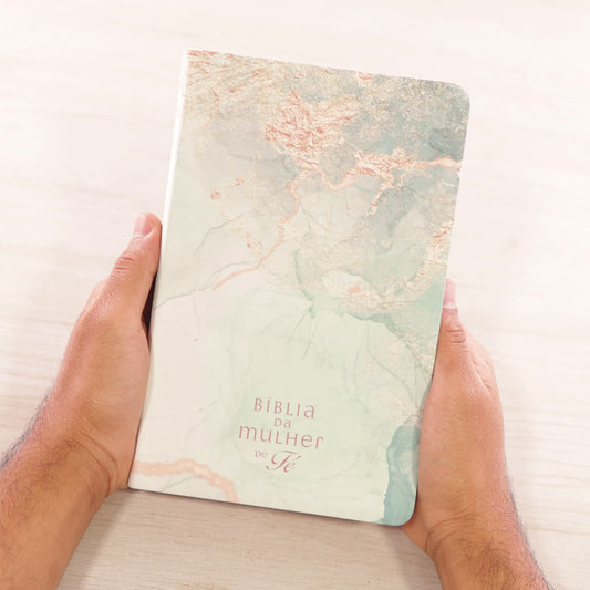 Bíblia da Mulher de Fé | NVI | Capa Couro Soft Marmorizada