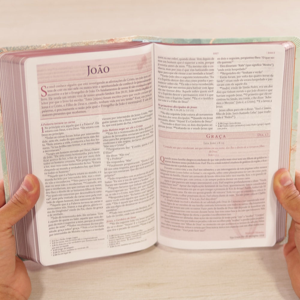Bíblia da Mulher de Fé | NVI | Capa Couro Soft Marmorizada