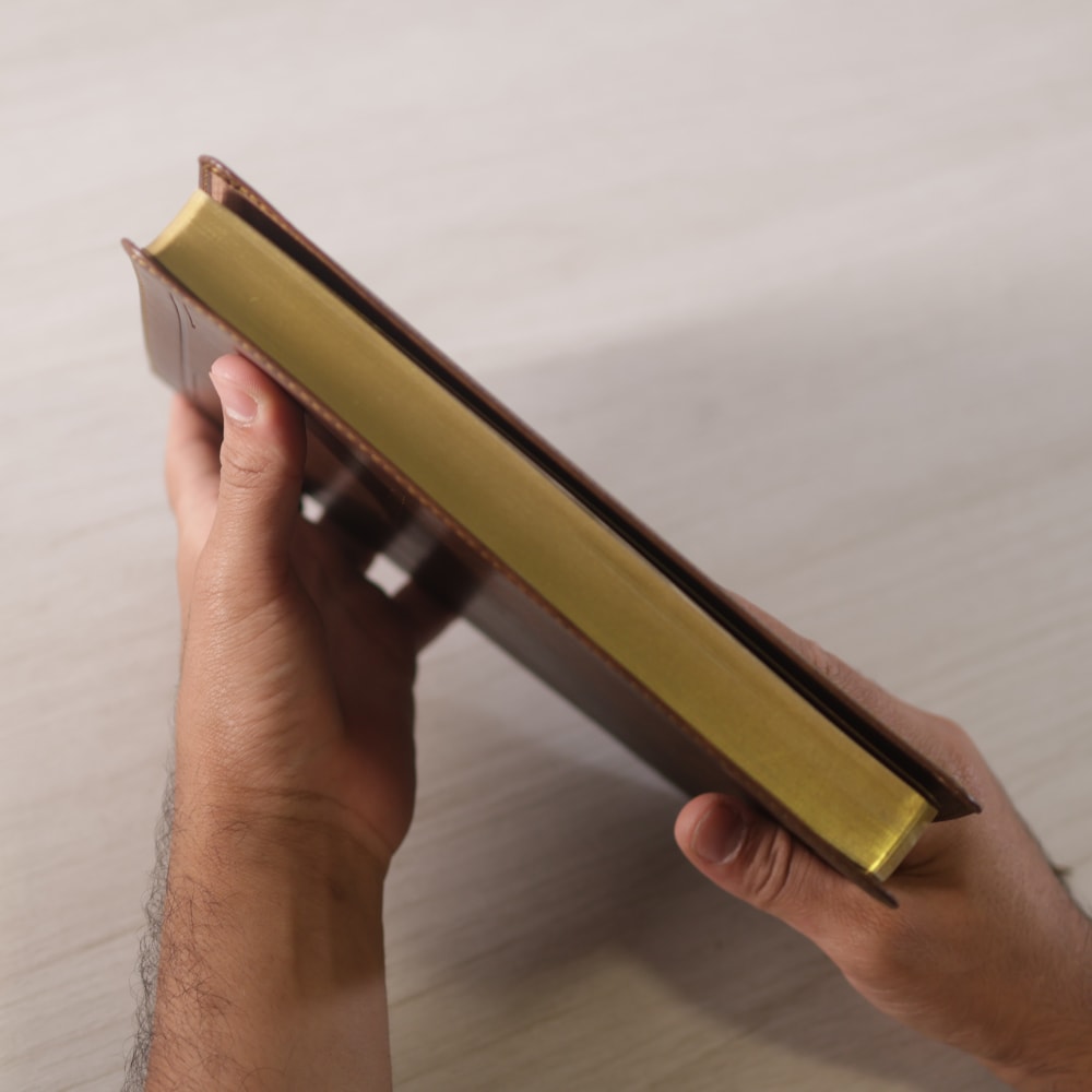 Bìblia Sagrada Slim | NVI | Letra Grande | Couro Soft Marrom Barroca