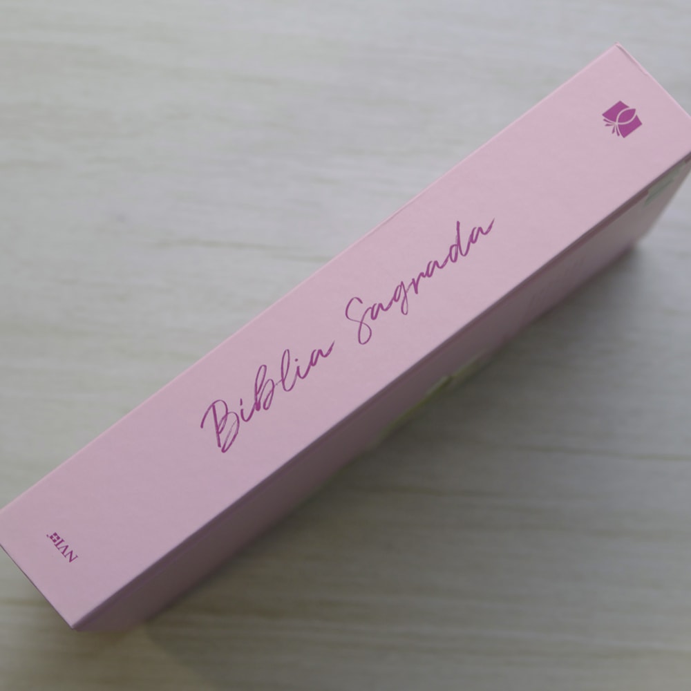 Bíblia Sagrada Lírios | NVI | Letra Maior | Capa Dura Rosa