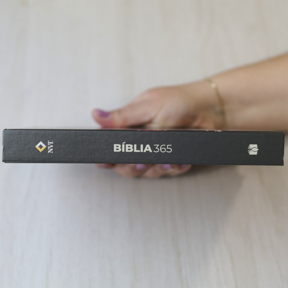 Bíblia 365 Flores Preta | NVT | Letra Grande | Capa Dura