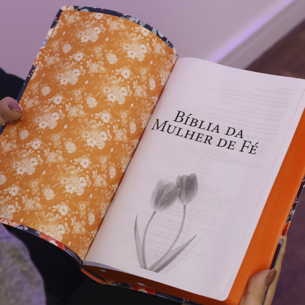 Bíblia da Mulher de Fé | NVI | Letra Grande | Capa Couro Soft Florida