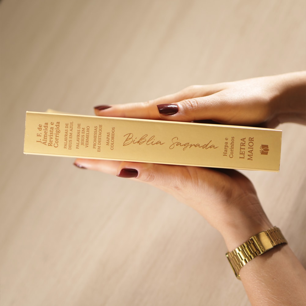 Bíblia Sagrada Lírios | ARC | Letra Maior | Harpa e Corinhos | Capa Brochura