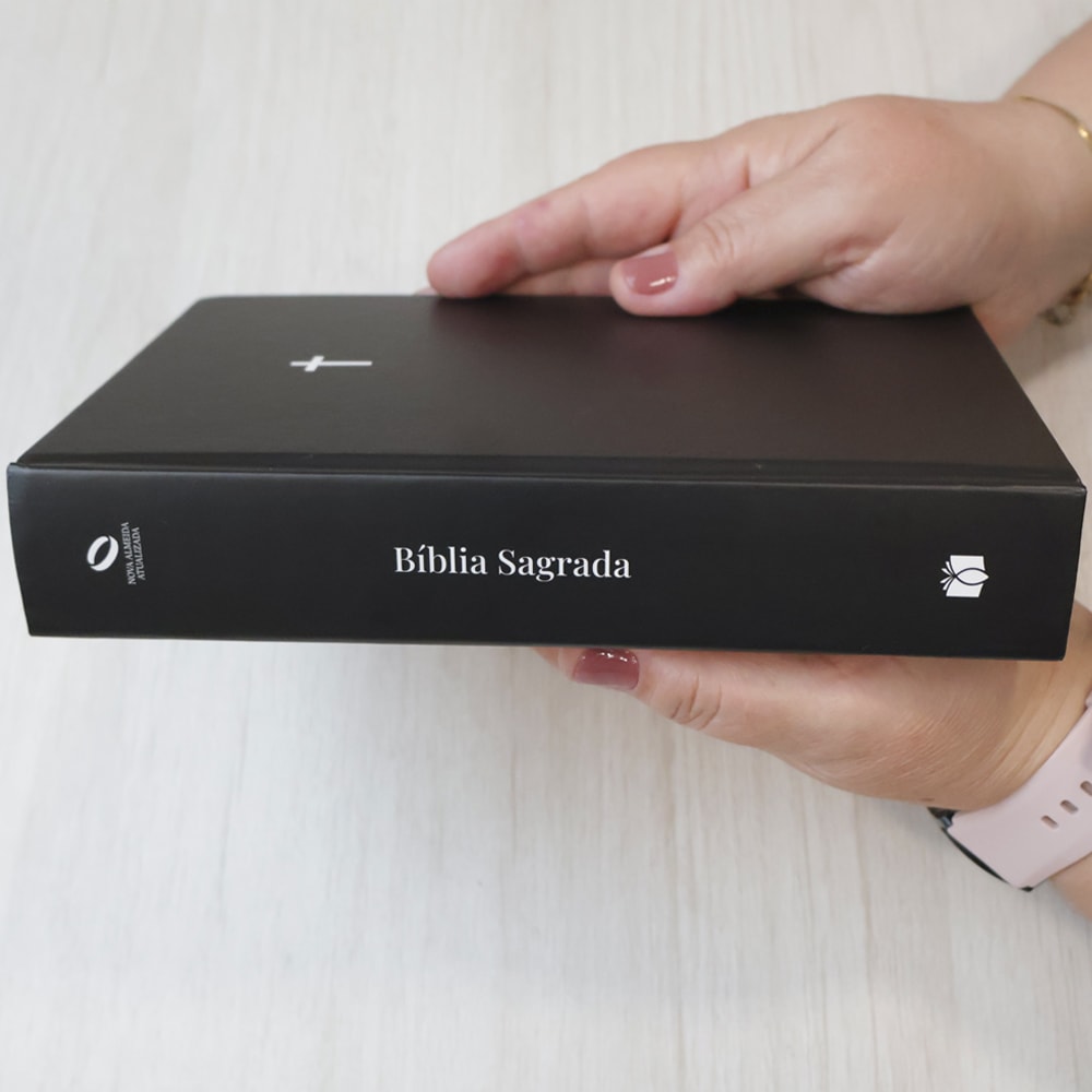 Bíblia Sagrada Cruz Preta | NAA | Letra Normal | Capa Dura