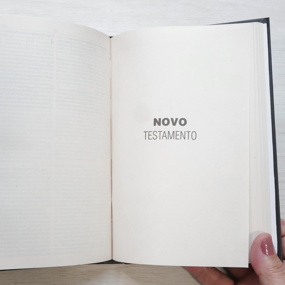 Bíblia Sagrada Cruz Preta | NAA | Letra Normal | Capa Dura