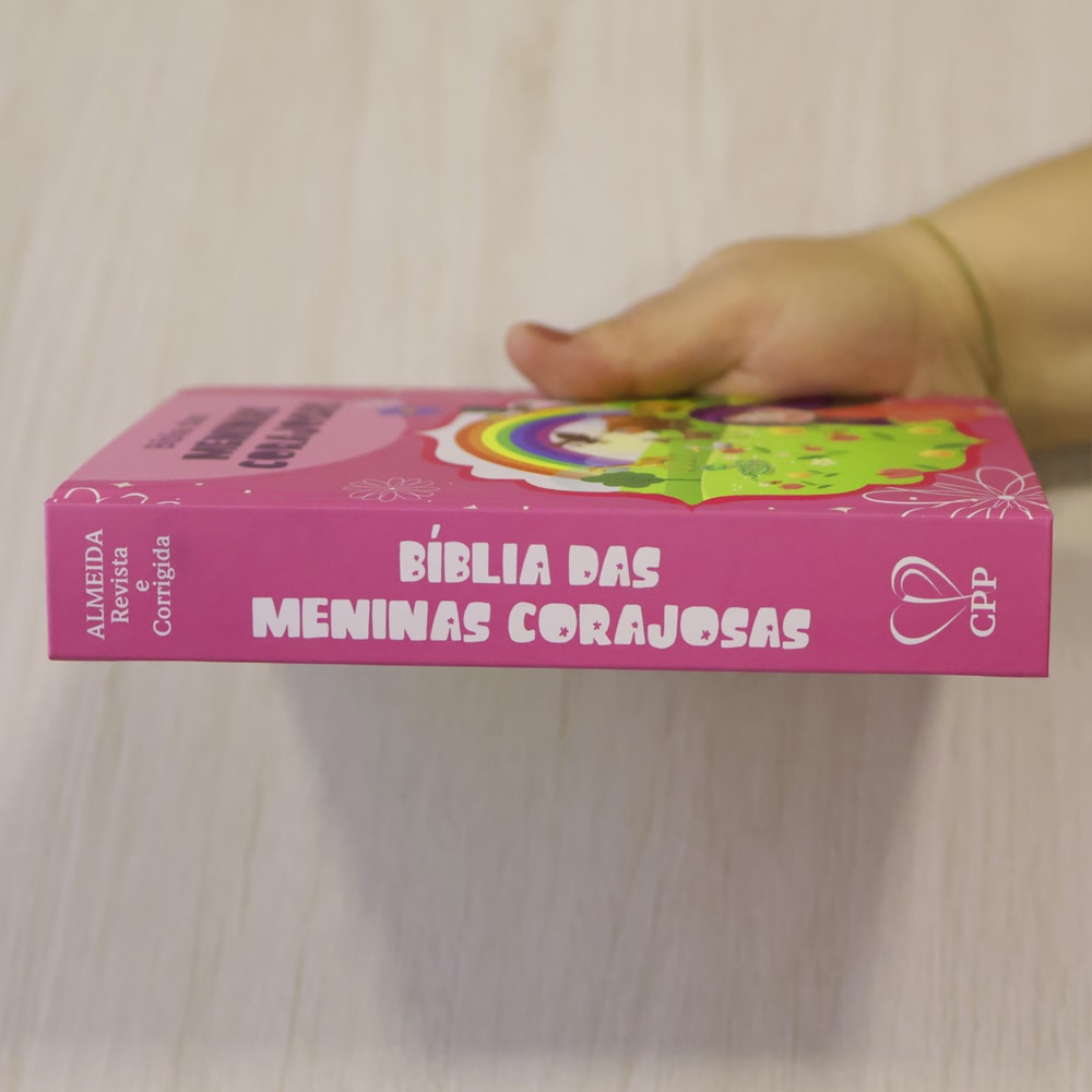 Bíblia das Meninas Corajosas | ARC | Capa Dura Rosa | Harpa Avivada e Corinhos