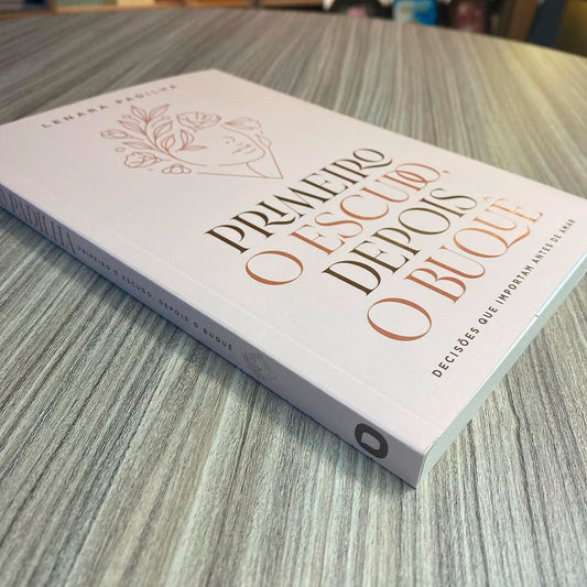 Primeiro O Escudo Depois O Buque | Lenara Padilha