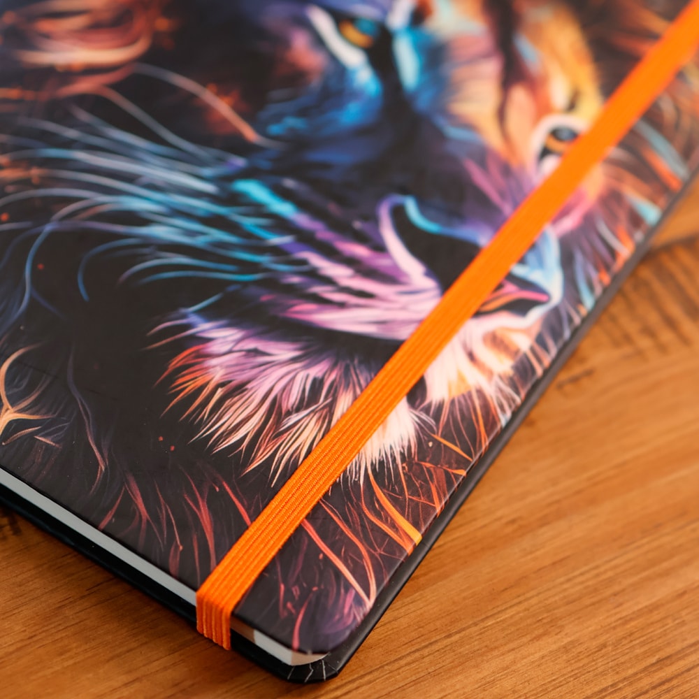 Caderno Moleskine | Com Pauta | Capa Leão Colorido