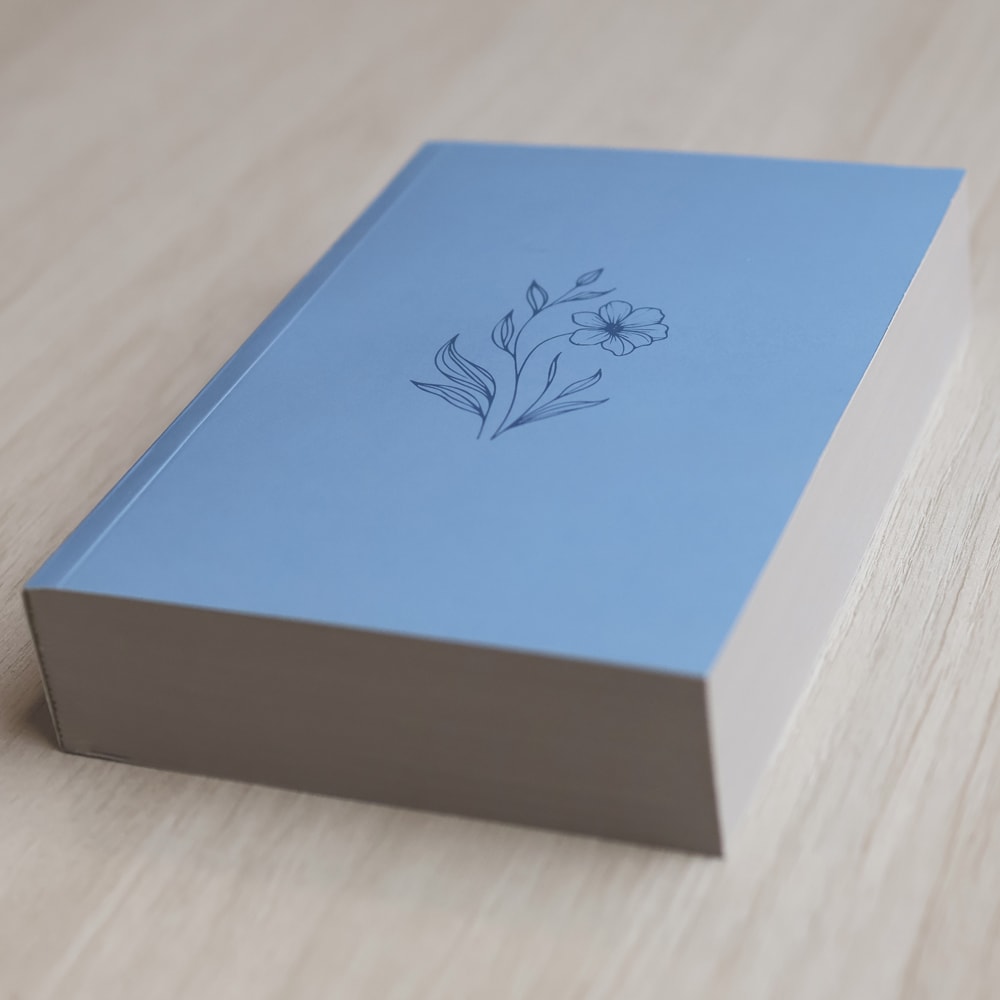Bíblia Sagrada Flor Minimalista Azul | NAA | Letra Normal | Capa Ilustrada