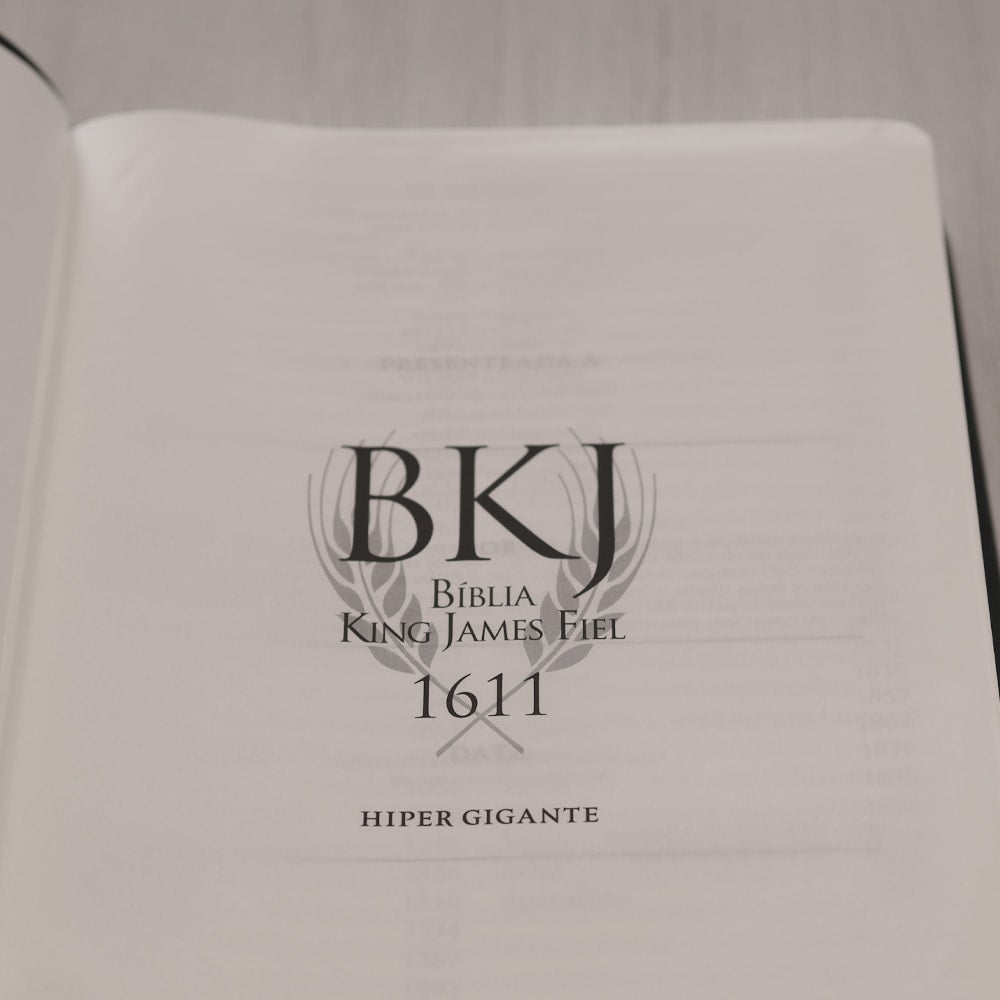 Bíblia King James 1611 | Letra Hipergigante | Capa Luxo Preta