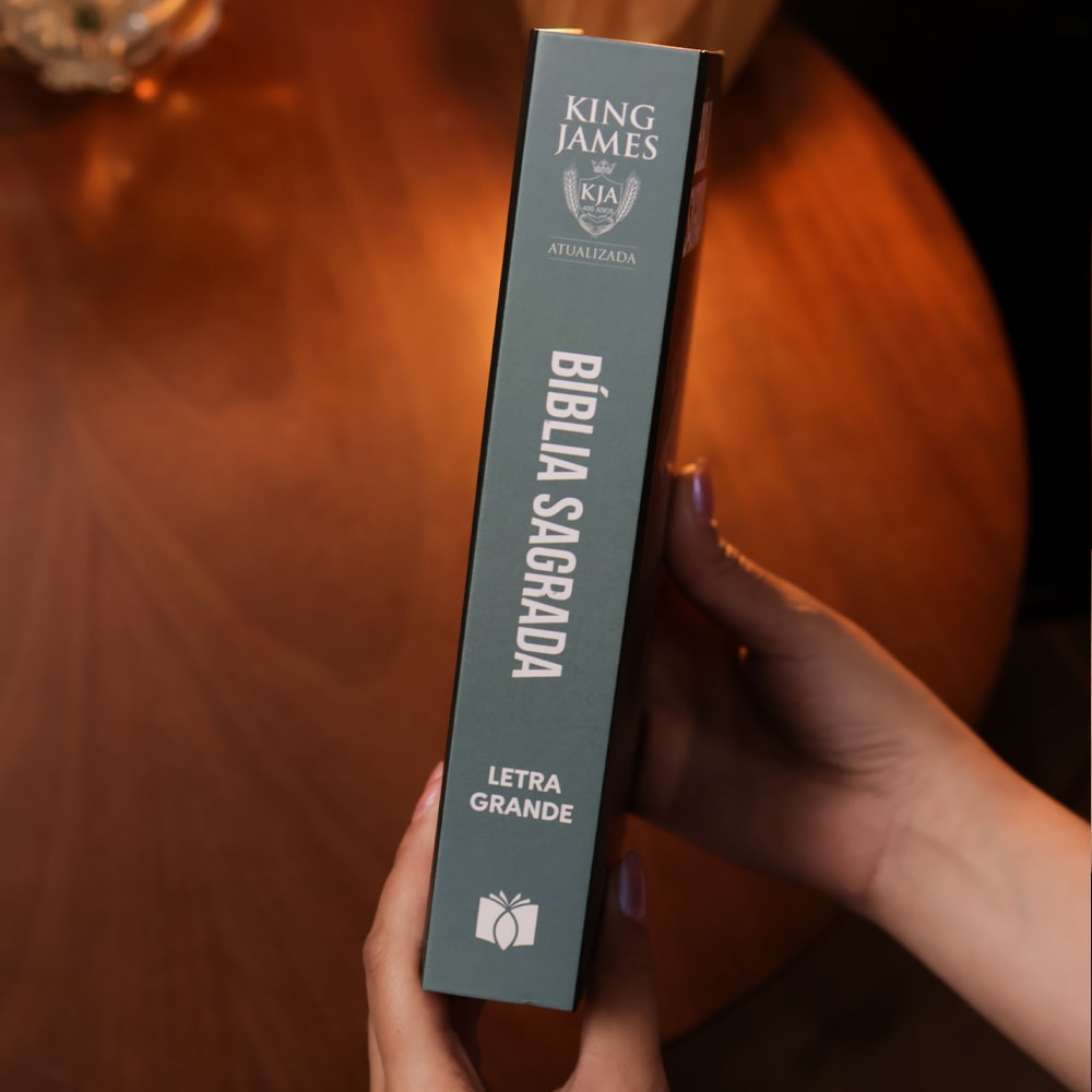 Bíblia Sagrada Cruz e Manto | KJA | Letra Maior | Capa Dura