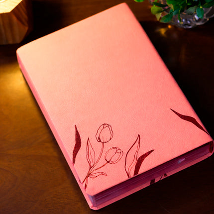 A Bíblia da Mulher | Letra Grande | NAA | Capa Luxo Aston Rosa | Caixa Janela
