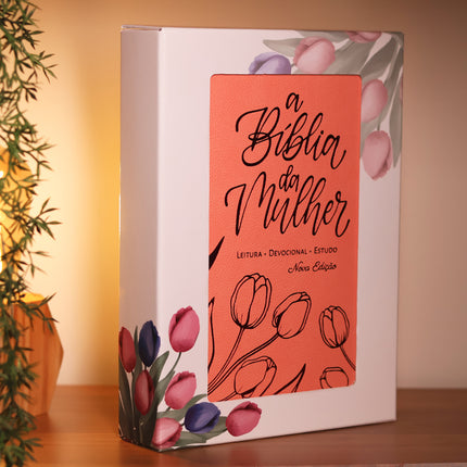 A Bíblia da Mulher | Letra Grande | NAA | Capa Luxo Aston Rosa | Caixa Janela
