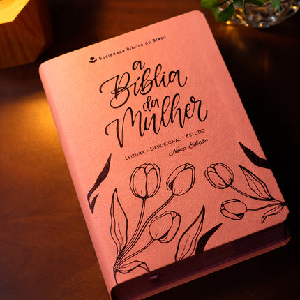 A Bíblia da Mulher | Letra Grande | NAA | Capa Luxo Aston Rosa | Caixa Janela