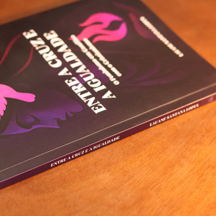 Entre a Cruz e a Igualdade | Lauane Santana Lopes
