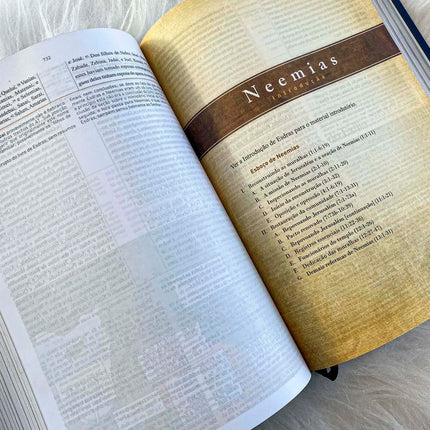 Bíblia Sagrada King James Fiel com Estudo Holman | Letra Normal | Capa Luxo Azul