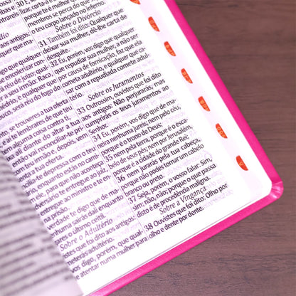 Bíblia Sagrada com Harpa Avivada e Corinhos | ARC | Letra Hipergigante | C/ Índice Capa PU Pink