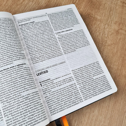 Bíblia Leão Preto e Branco | NAA | Letra Normal | Capa Dura Ilustrada
