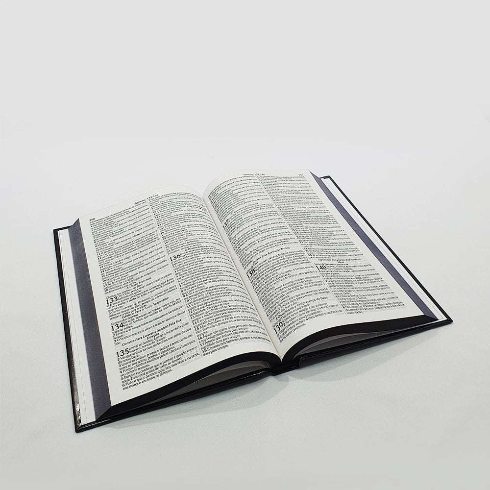 Bíblia Jesus Preta | ARC | Letra Normal | Harpa e Corinhos | Capa Dura