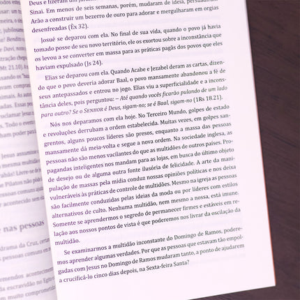 Personagens ao Redor da Cruz | Tom Houston