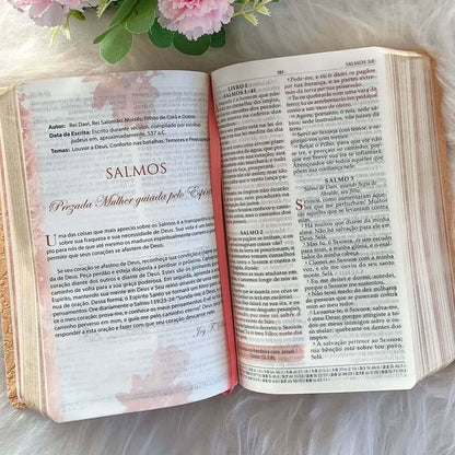Bíblia de Estudo para Mulheres | BKJ 1611 | Letra normal | Capa Luxo Rose e Branco