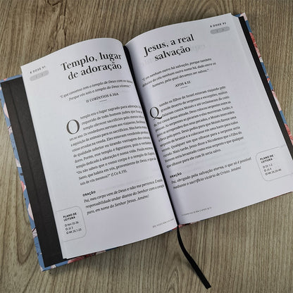 Devocional 365 Doses Bíblicas Diárias | Capa Dura Floral
