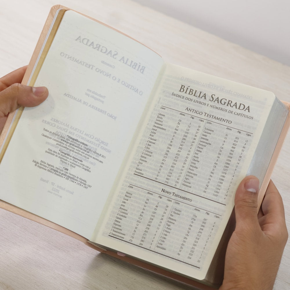 Bíblia do Culto com Harpa Cristã e Corinhos | ARC | Letras Gigante | Capa Luxo Rosa Clássica