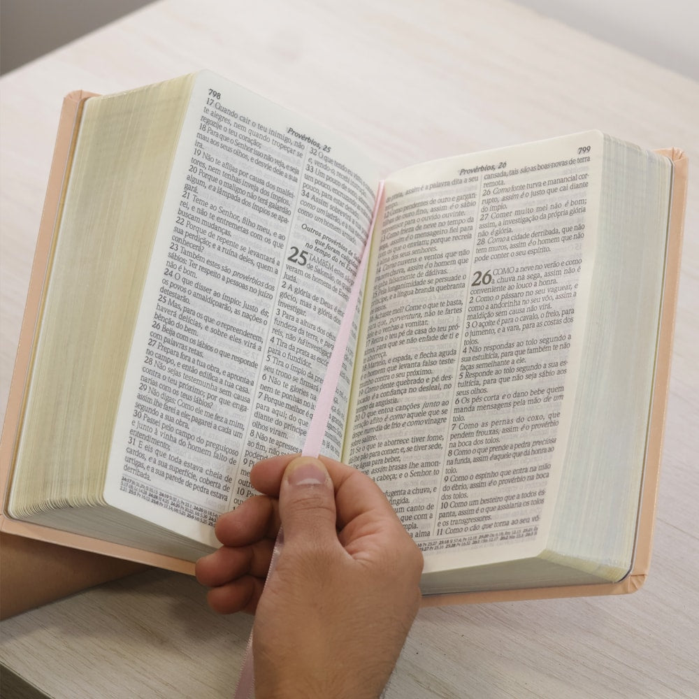 Bíblia do Culto com Harpa Cristã e Corinhos | ARC | Letras Gigante | Capa Luxo Rosa Clássica
