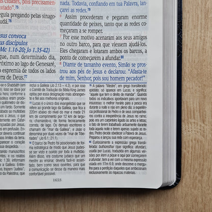Bíblia de Estudo King James Atualizada | 1611 | Letra Normal | Capa Luxo Preta