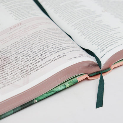 Bíblia Da Mulher De Fé | NVI | Letra Normal | Capa Dura Tecido Rosa e Folhagem
