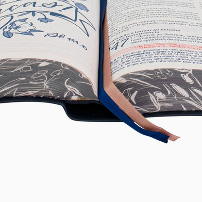 Bíblia da Mulher Compacta | ARC | Letra Normal | Capa Luxo Azul Tulipa