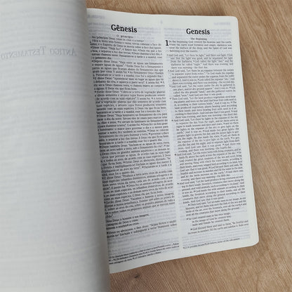 Bíblia Sagrada Holy Bible | Português e Inglês | NVI |  Letra Normal | Capa Luxo Marrom