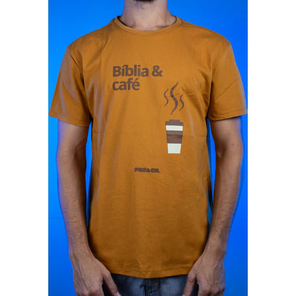 Camiseta Bíblia e Café Preach Caramelo - GG