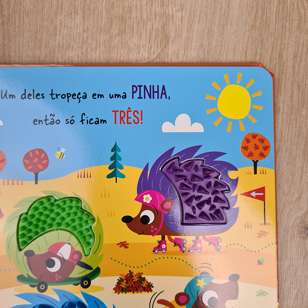 Livro Toque e Sinta | Lá Vêm os Ouriços | Ciranda Cultural